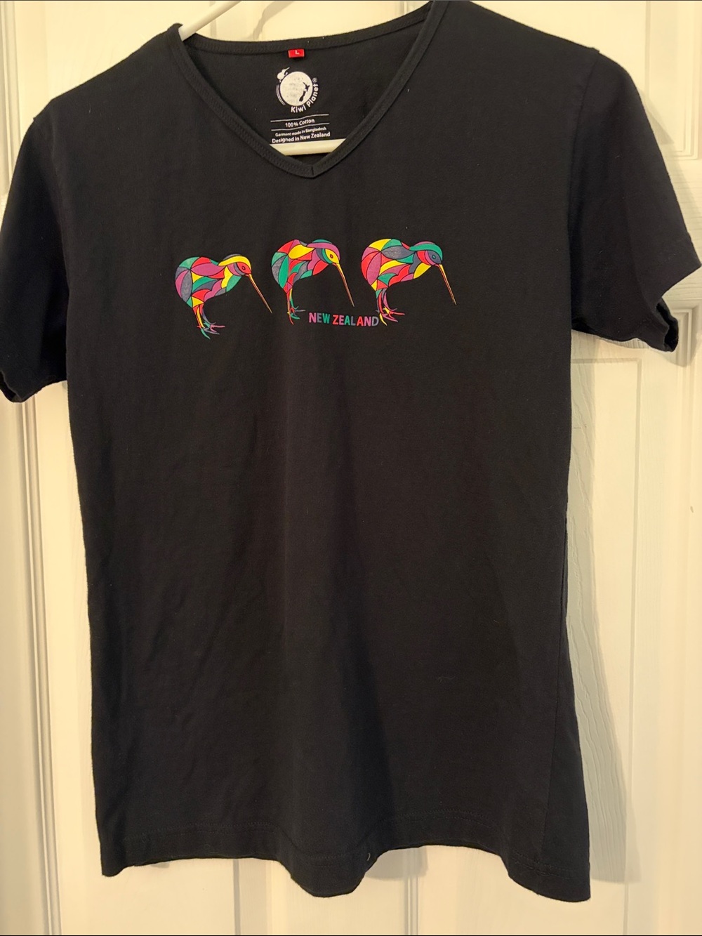 New Zealand Black V-Neck Tee with Colorful Kiwi Graphic Sz Lg Never worn!
